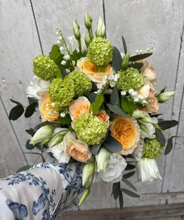 bouquet de fleurs avec muguet